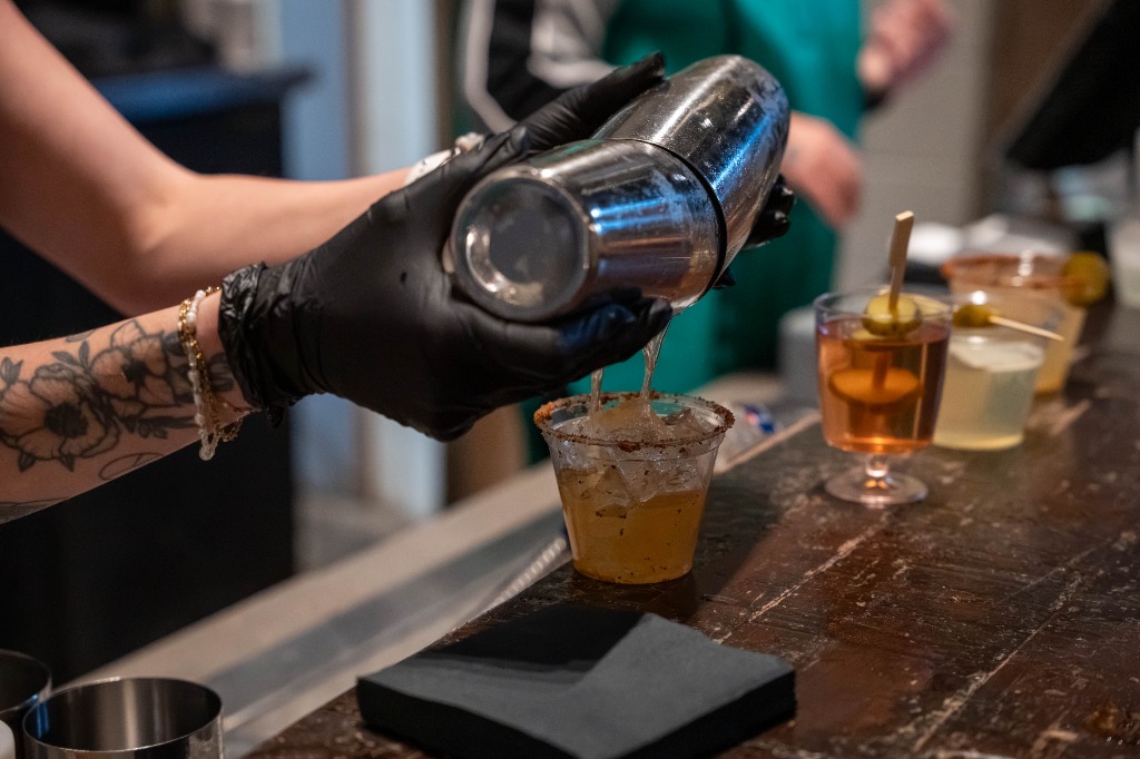 Craft Cocktail Pour - Eastside Photography Commercial Brand Portfolio