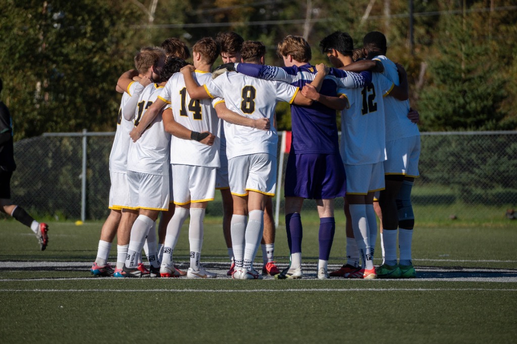 Team Huddle - Eastside Photography Sports Coverage